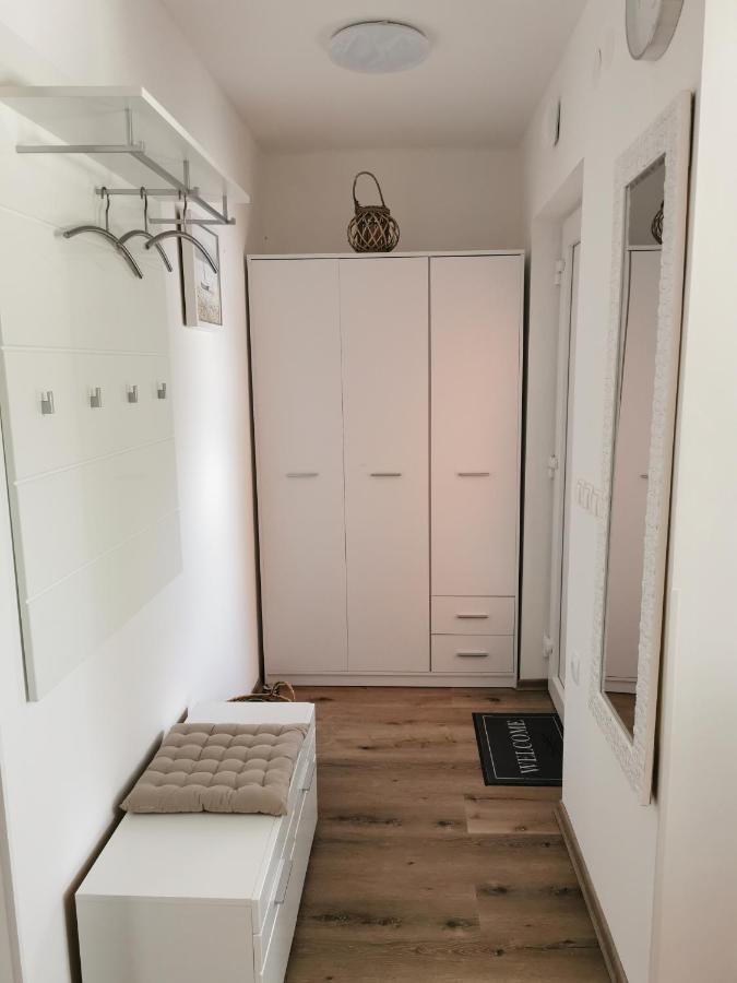 Alexandra Apartment *