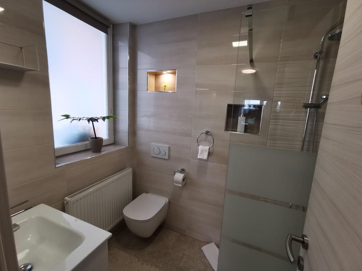 Alexandra Apartment *